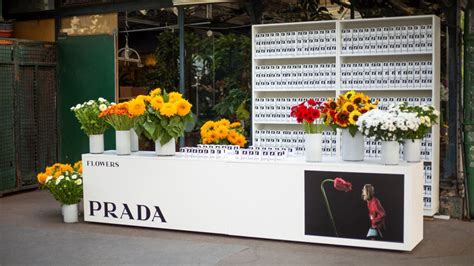 Prada Milano edicola speciale che vende fiori 